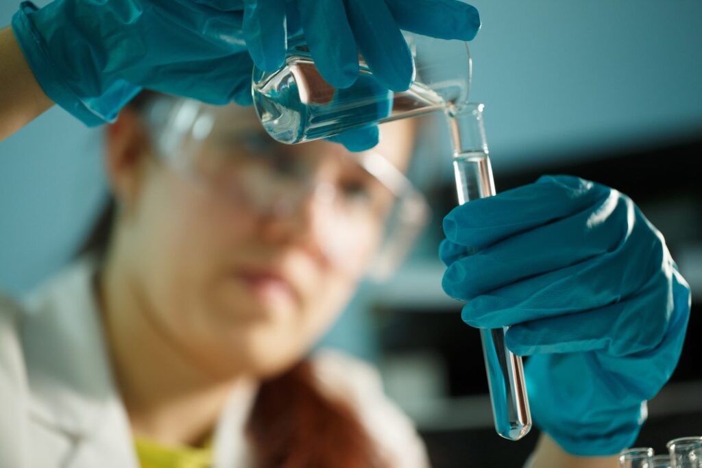 Une technicienne de laboratoire analysant un échantillon d'eau en éprouvette