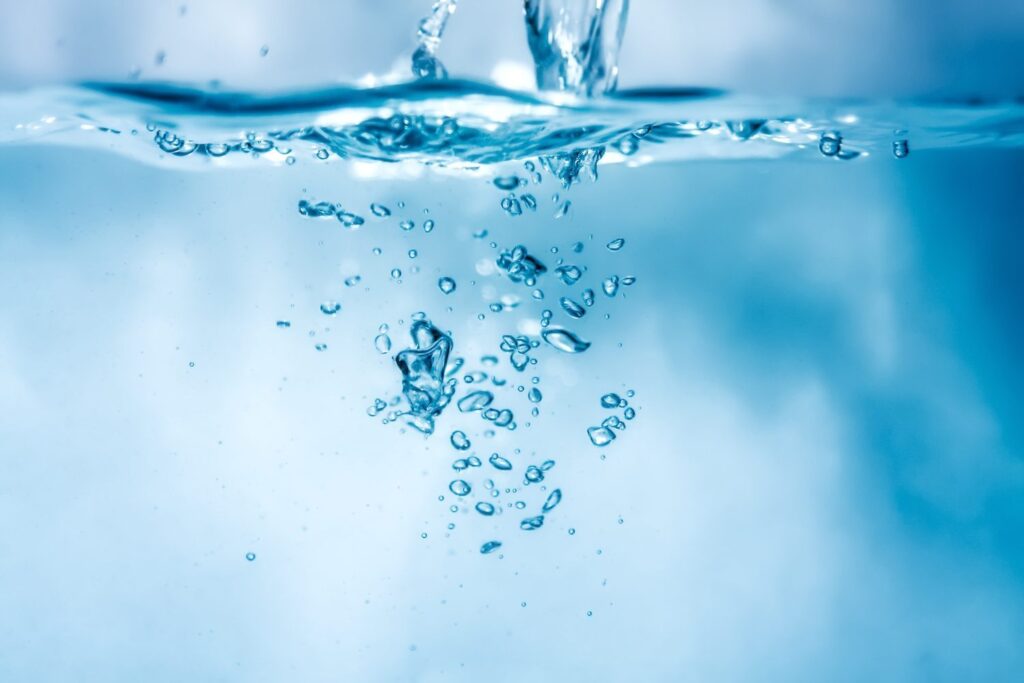 Gros plan sur des bulles d'eau claire
