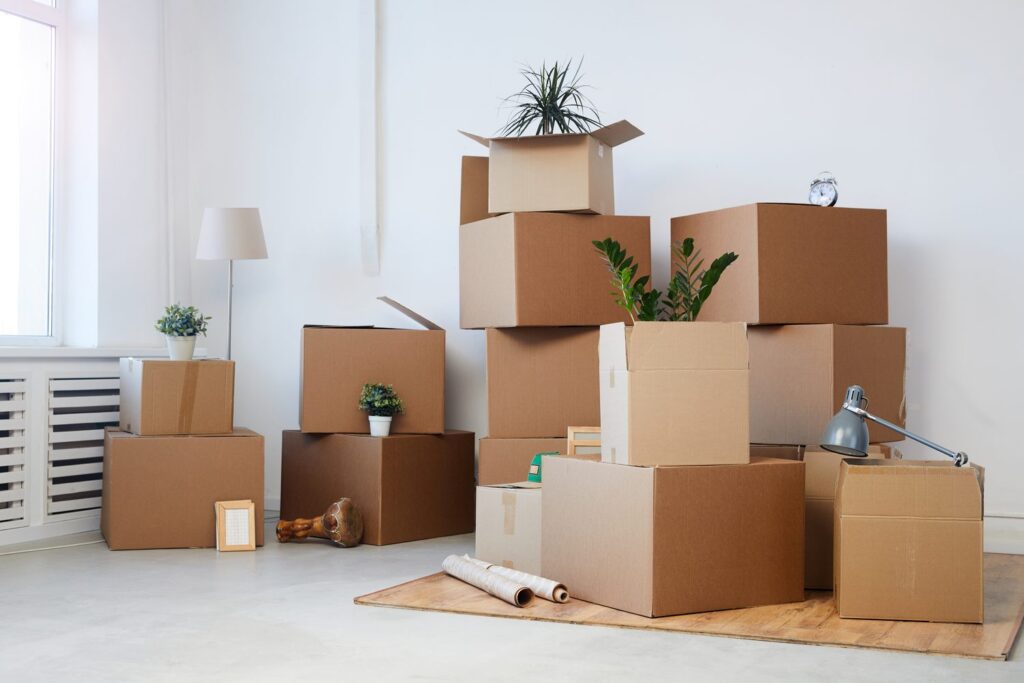 Cartons de déménagement empilés dans une pièce vide