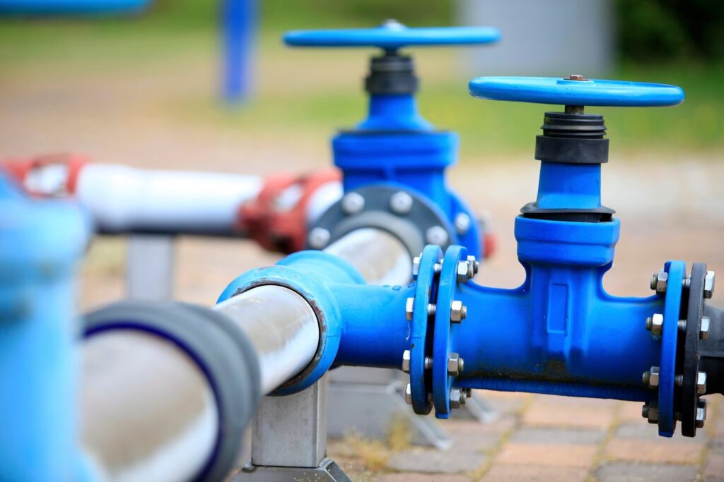 Vannes et canalisations bleues d'un réseau de distribution d'eau